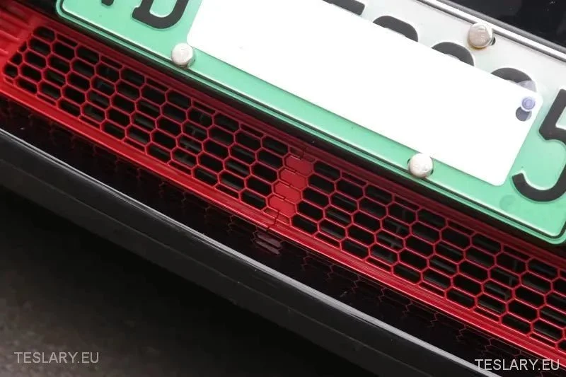 Tesla Model 3 Front Grill Mesh Inlet Vent - rød