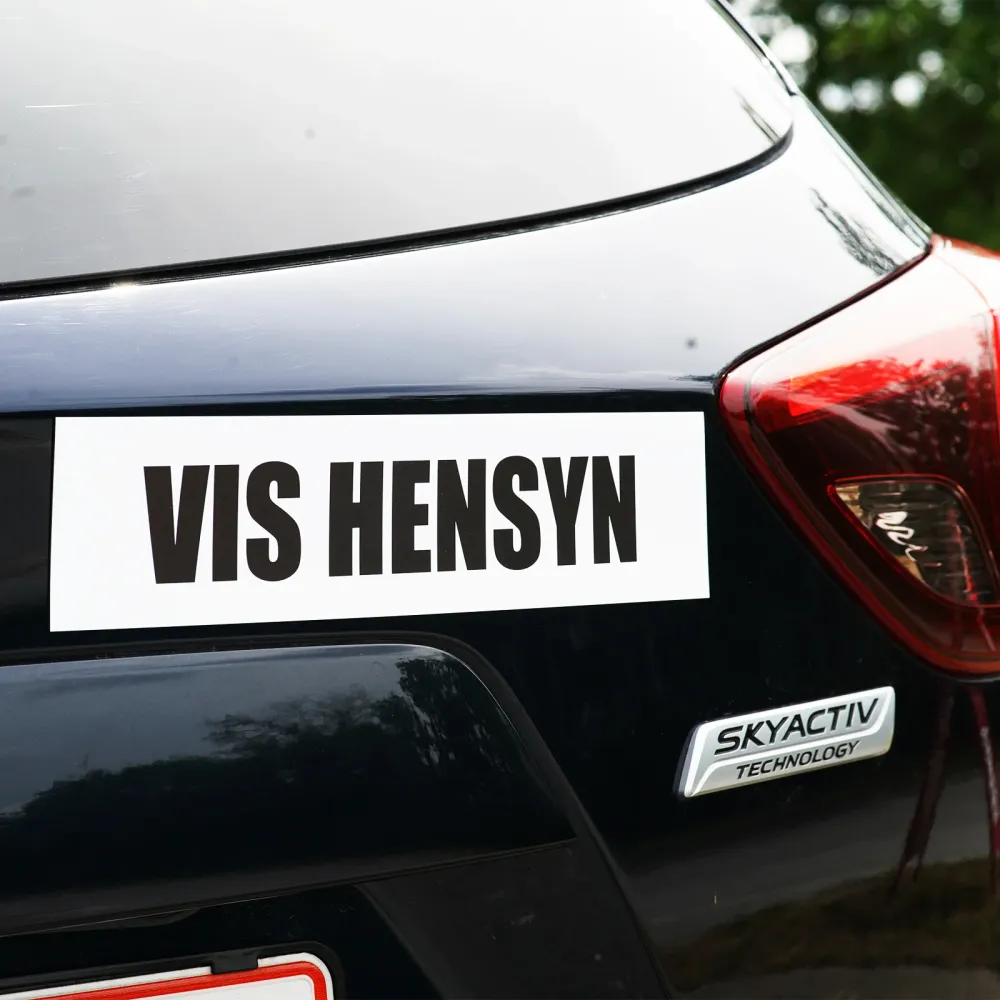 VIS HENSYN - magnetskilt til bil
